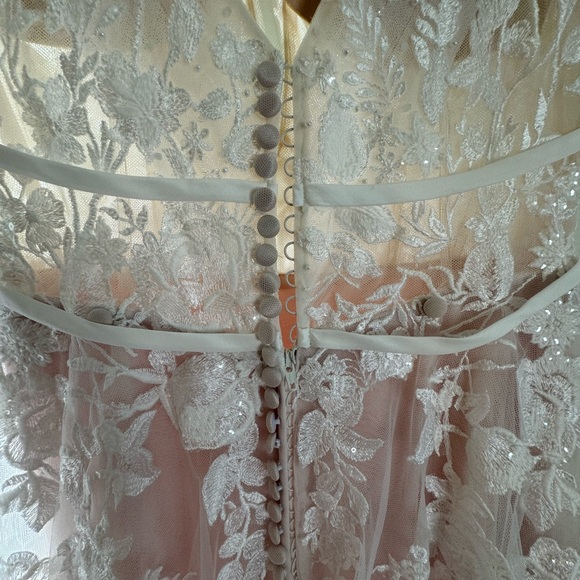 Lux & Love vintage-style bell-sleeve wedding dress - Picture 10 of 15